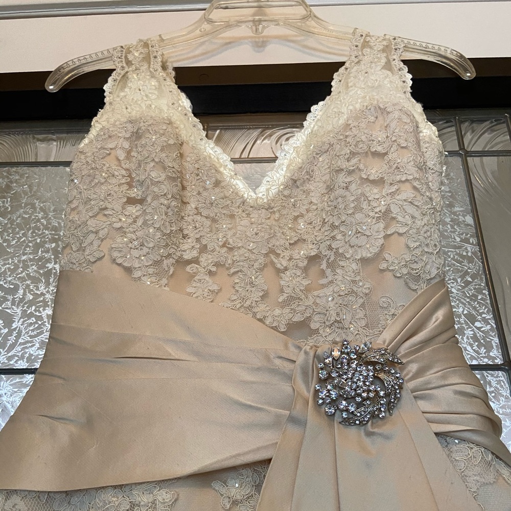 Wedding dress - Picture 1 of 9